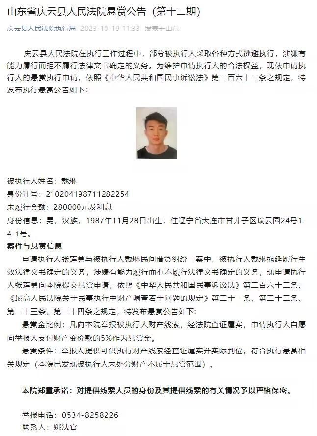 女儿邹元清则显得不太老实，嘟起嘴巴做出不屑的表情，俨然一副青春期叛逆小女生的样子